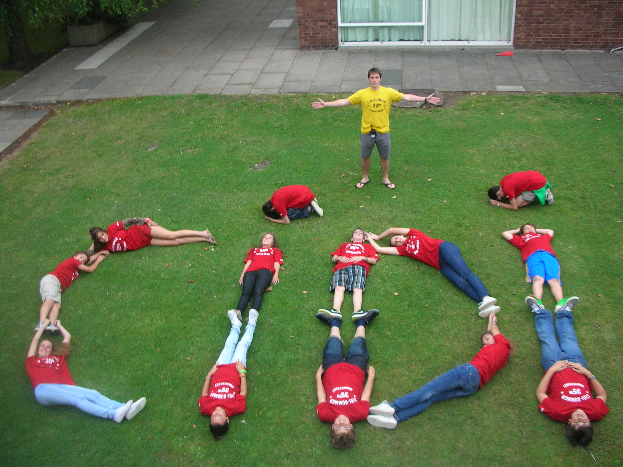 trabajar de monitor de campamento