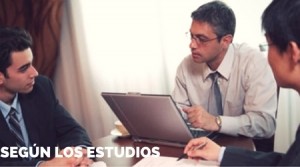 HOMBRES-EMPRESARIOS-HABLANDO-REUNION-CDI-CENTRO-IDIOMAS-ESTUDIOS-INFOJOBS