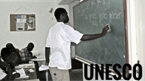 chicos-pizarra-escribir-africa-unesco-cidi-idiomas