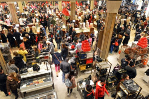 Cada año son más las tiendas que ofrecen grandes rebajas en el Black Friday