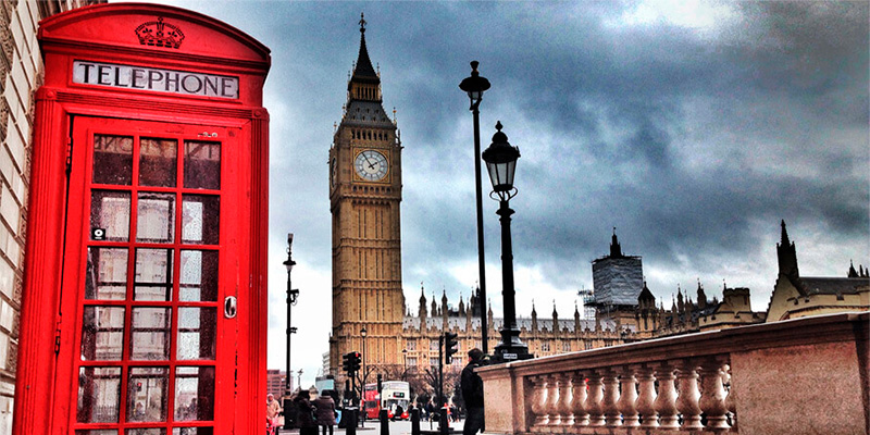 Cabina telefónica y Big-Ben. Londres