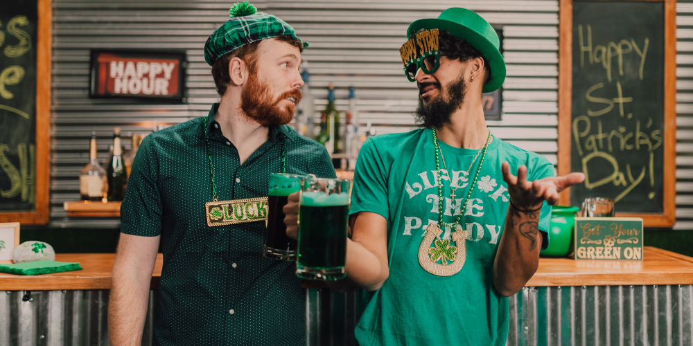 Hombres irlandeses Irlandeses bebiendo cerveza